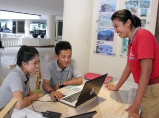 Cek foto dan video bawah air anda di meja tour Seawalker (15-20min) Foto dan Video Bawah Air