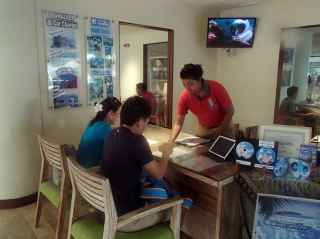 Datang ke Konter Seawalker dalam Grand Mirage Resort. Isi surat pernyataan dan riwayat medis (5-10 menit) Konter Seawalker di Grand Mirage